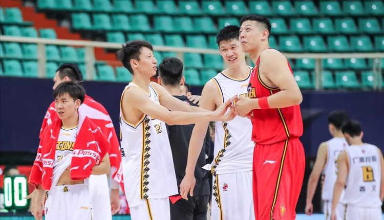 广州队轻取天津队，布克扛起全队